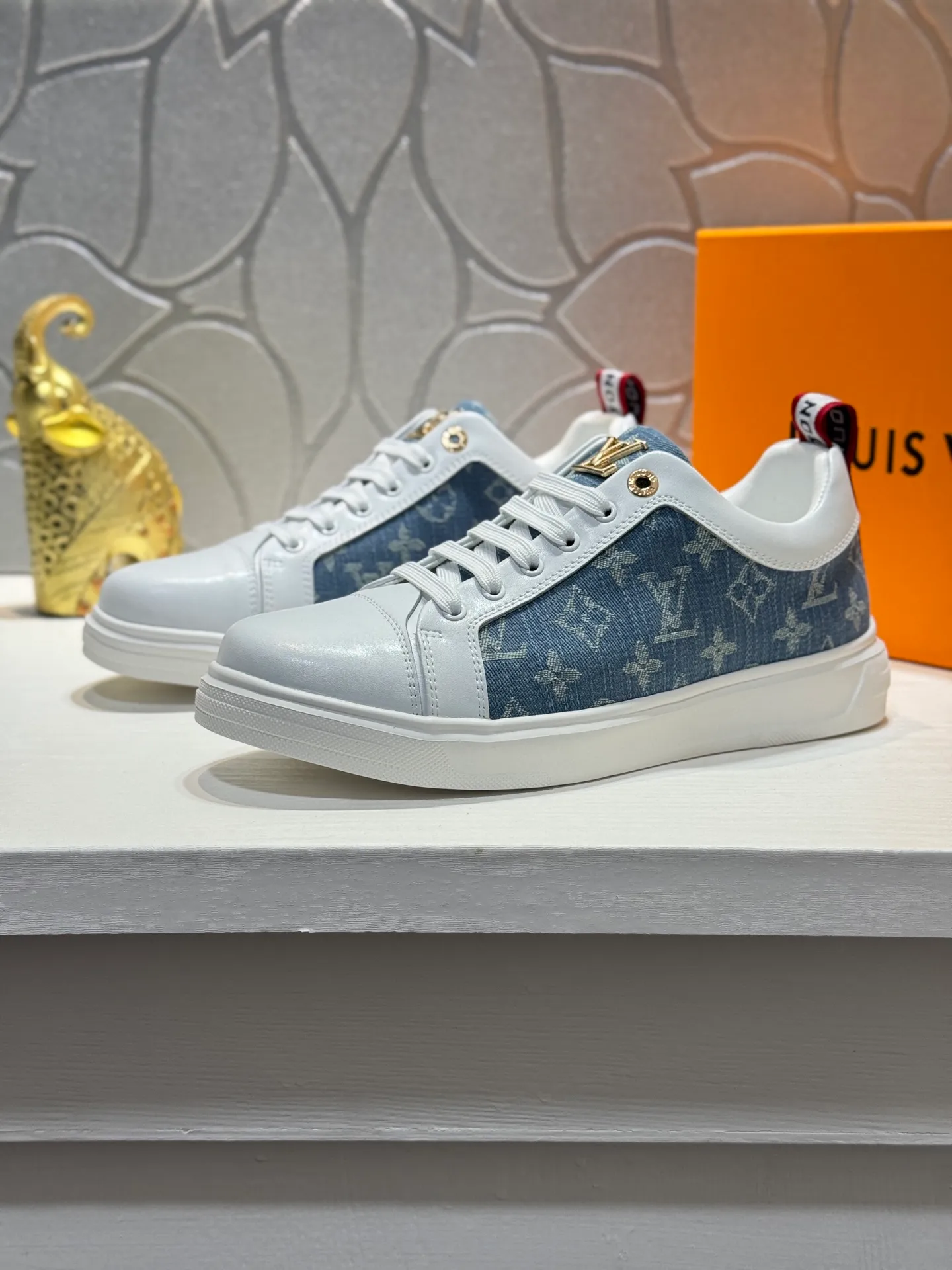Men's shoes 💰400 [New model] 🌂🌂 Top quality original Louis Vuitton®️ Trendy and fashionable yet low-key men's casual shoes, LV cowhide embossed upper, comfortable and breathable, mesh lining, original rubber outsole, 2 colors available ~ a must-have for stylish men. Size: 38-44 (45 customized